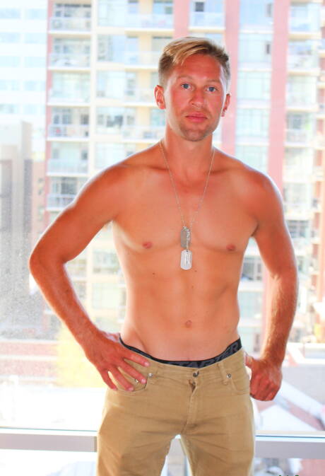 Der gut gebaute Tristan posiert nackt und zeigt seinen Hintern
