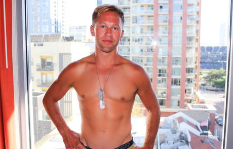 Der gut gebaute Tristan posiert nackt und zeigt seinen Hintern