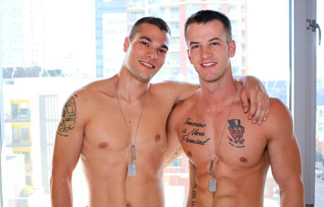 Dwóch amerykańskich facetów, krzepki facet Princeton Price i twardziel Quentin Gainz uprawiają seks analny na świeżym powietrzu