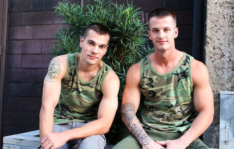 Dwóch amerykańskich facetów, krzepki facet Princeton Price i twardziel Quentin Gainz uprawiają seks analny na świeżym powietrzu