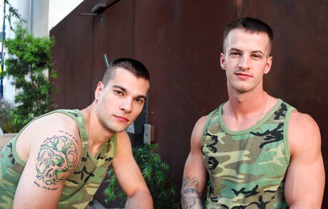 Twee Amerikaanse kerels, de stoere Princeton Price en de stoere Quentin Gainz, hebben anale seks in de buitenlucht.