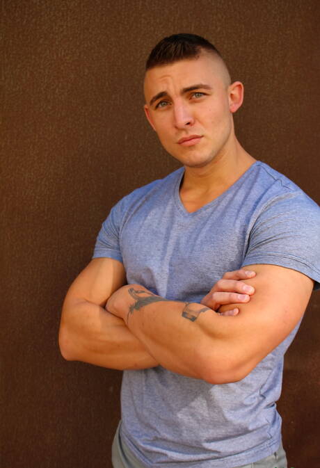 American stud Ripley Grey posing naked and showing nice ass outdoor