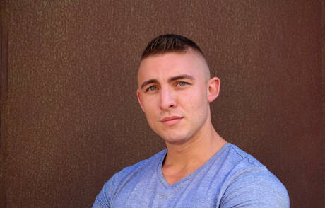 American stud Ripley Grey posing naked and showing nice ass outdoor