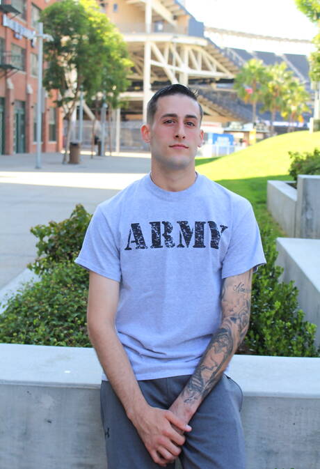 Młody chłopak James Devlin masturbuje się na zewnątrz