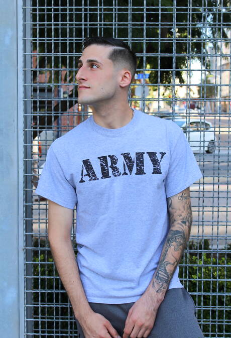 Młody chłopak James Devlin masturbuje się na zewnątrz