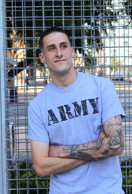 Młody chłopak James Devlin masturbuje się na zewnątrz