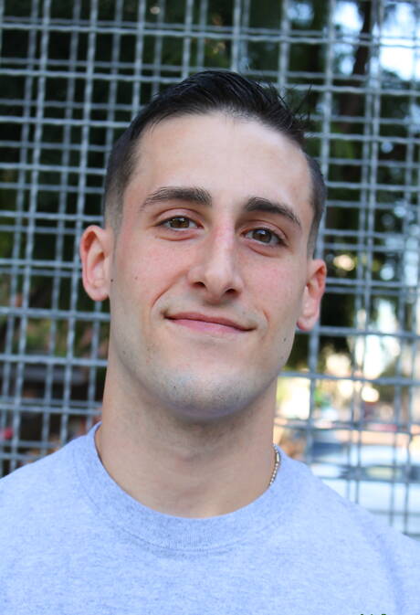 Młody chłopak James Devlin masturbuje się na zewnątrz