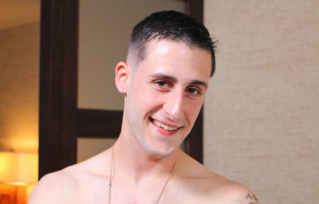 Młody chłopak James Devlin masturbuje się na zewnątrz