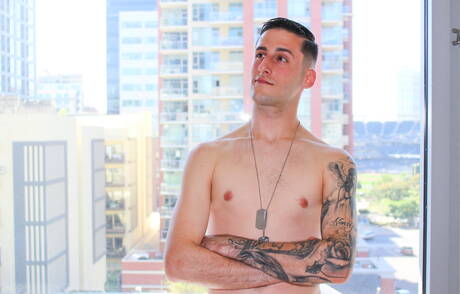 Młody chłopak James Devlin masturbuje się na zewnątrz