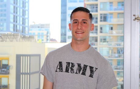 Młody chłopak James Devlin masturbuje się na zewnątrz