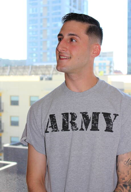 Młody chłopak James Devlin masturbuje się na zewnątrz