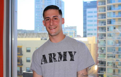 Młody chłopak James Devlin masturbuje się na zewnątrz