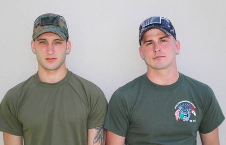 Le bien bâti Ricky Stance et le costaud Scott Millie se sucent et se baisent