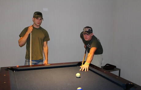 Le bien bâti Ricky Stance et le costaud Scott Millie se sucent et se baisent