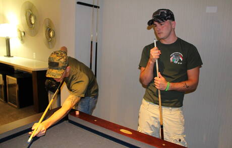 Le bien bâti Ricky Stance et le costaud Scott Millie se sucent et se baisent