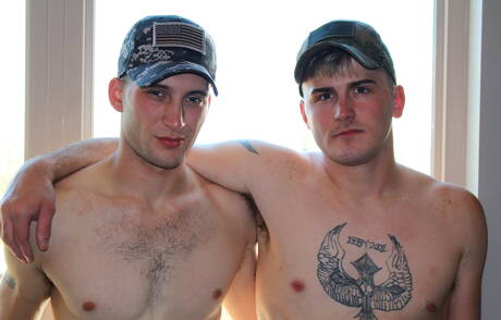 Le bien bâti Ricky Stance et le costaud Scott Millie se sucent et se baisent