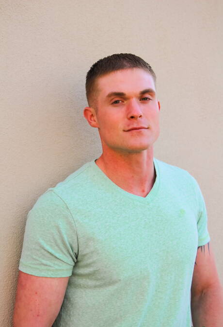 Der Muskelprotz Nathan Vine zieht sich aus und zeigt draußen seinen heißen Hintern