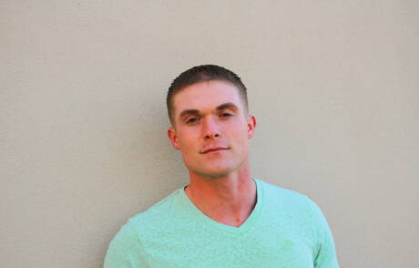 Der Muskelprotz Nathan Vine zieht sich aus und zeigt draußen seinen heißen Hintern