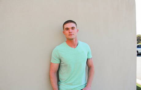 Der Muskelprotz Nathan Vine zieht sich aus und zeigt draußen seinen heißen Hintern