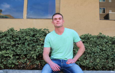 Der Muskelprotz Nathan Vine zieht sich aus und zeigt draußen seinen heißen Hintern