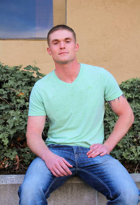 Der Muskelprotz Nathan Vine zieht sich aus und zeigt draußen seinen heißen Hintern