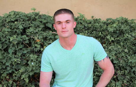 Der Muskelprotz Nathan Vine zieht sich aus und zeigt draußen seinen heißen Hintern