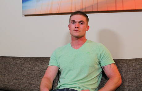 Der Muskelprotz Nathan Vine zieht sich aus und zeigt draußen seinen heißen Hintern