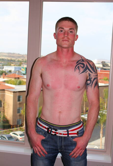 Der Muskelprotz Nathan Vine zieht sich aus und zeigt draußen seinen heißen Hintern