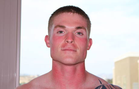 Der Muskelprotz Nathan Vine zieht sich aus und zeigt draußen seinen heißen Hintern