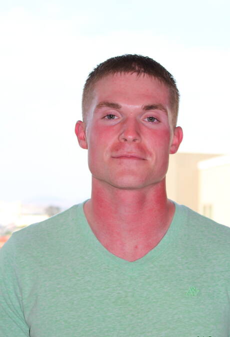 Der Muskelprotz Nathan Vine zieht sich aus und zeigt draußen seinen heißen Hintern