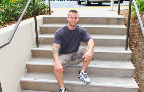 American beefy Quentin Gainz undressing and showing his ass outdoor