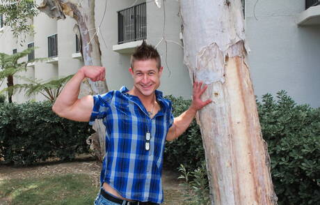 Bezczelni chłopcy Markie More, James i Michael uprawiają gorący seks w trójkącie na świeżym powietrzu