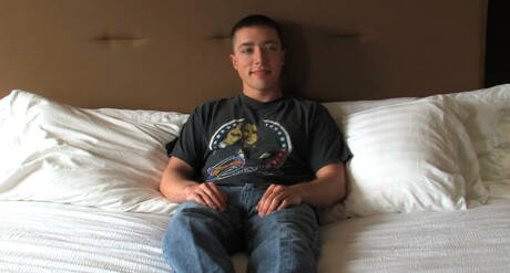 Goed gebouwde Jake trekt zijn pik af