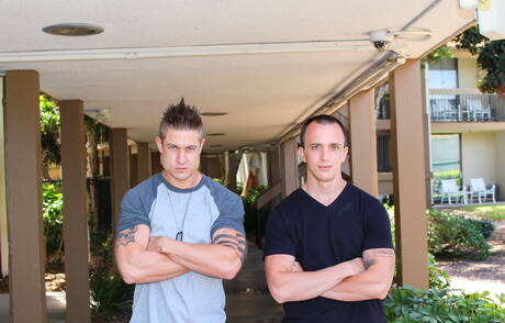 Młody chłopak Trammel uwielbia ssać penisa