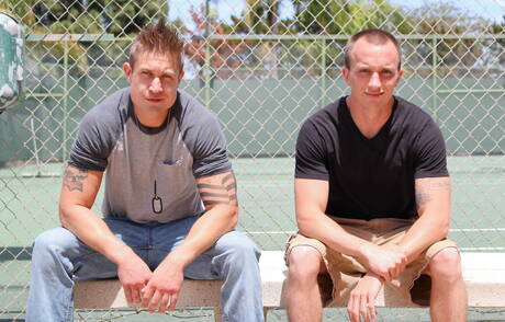 Młody chłopak Trammel uwielbia ssać penisa