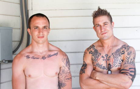 Młody chłopak Trammel uwielbia ssać penisa