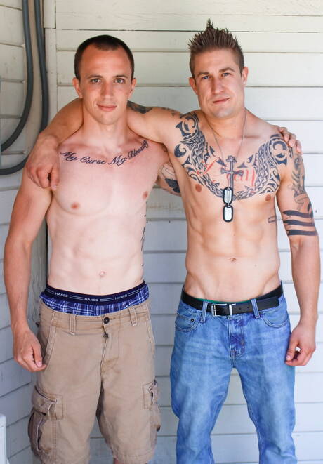 Młody chłopak Trammel uwielbia ssać penisa