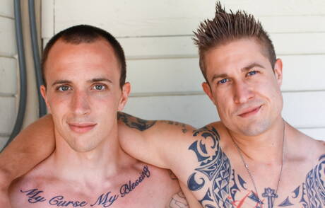 Młody chłopak Trammel uwielbia ssać penisa