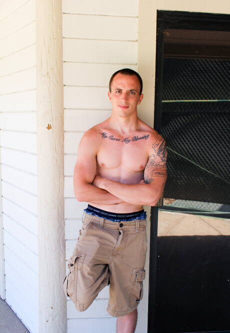 Active Duty: Młody chłopak Trammel uwielbia ssać penisa