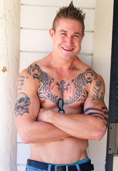 Młody chłopak Trammel uwielbia ssać penisa