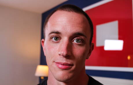 Siłacz James rozbiera się i pokazuje gorący tyłek