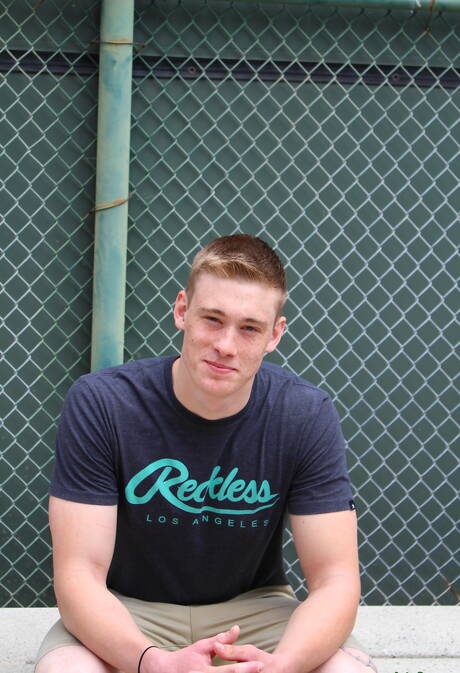 Beefcake Ron zeigt draußen einen perfekten Körper