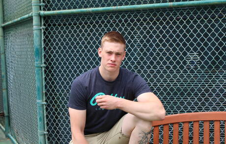 Beefcake Ron zeigt draußen einen perfekten Körper