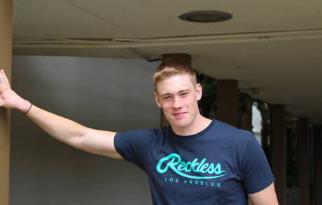 Beefcake Ron zeigt draußen einen perfekten Körper