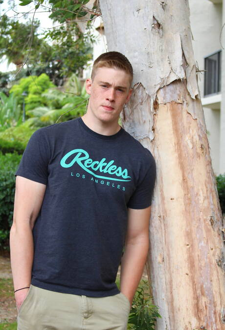 Beefcake Ron zeigt draußen einen perfekten Körper