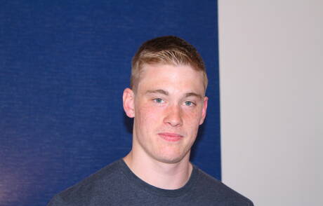 Beefcake Ron zeigt draußen einen perfekten Körper