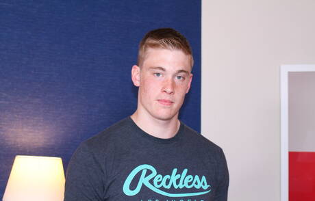 Beefcake Ron zeigt draußen einen perfekten Körper