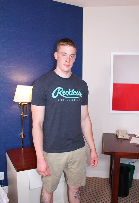 Beefcake Ron zeigt draußen einen perfekten Körper