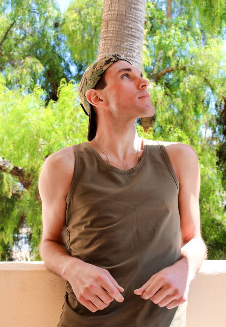 Goed gebouwde Joshua Kelly masturbeert buiten