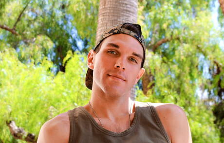 Goed gebouwde Joshua Kelly masturbeert buiten